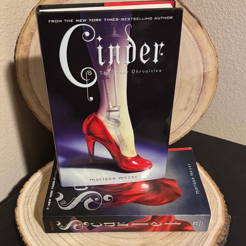 Cinder (The Lunar Chronicles Series) by Marissa Meyer